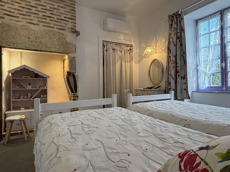 Chambre et sa maison de poupée