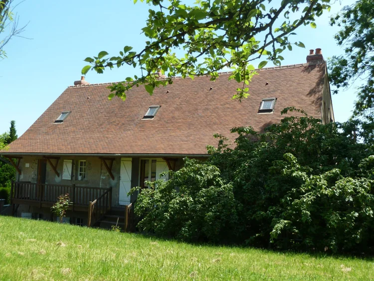 La maison vue du pré