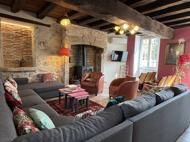 Le salon et sa cheminée