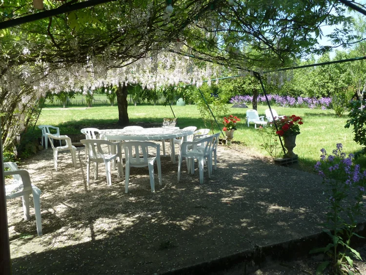 La terrasse sous la glycine